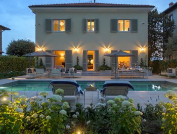 Prestigious villa with swimming pool and sea view