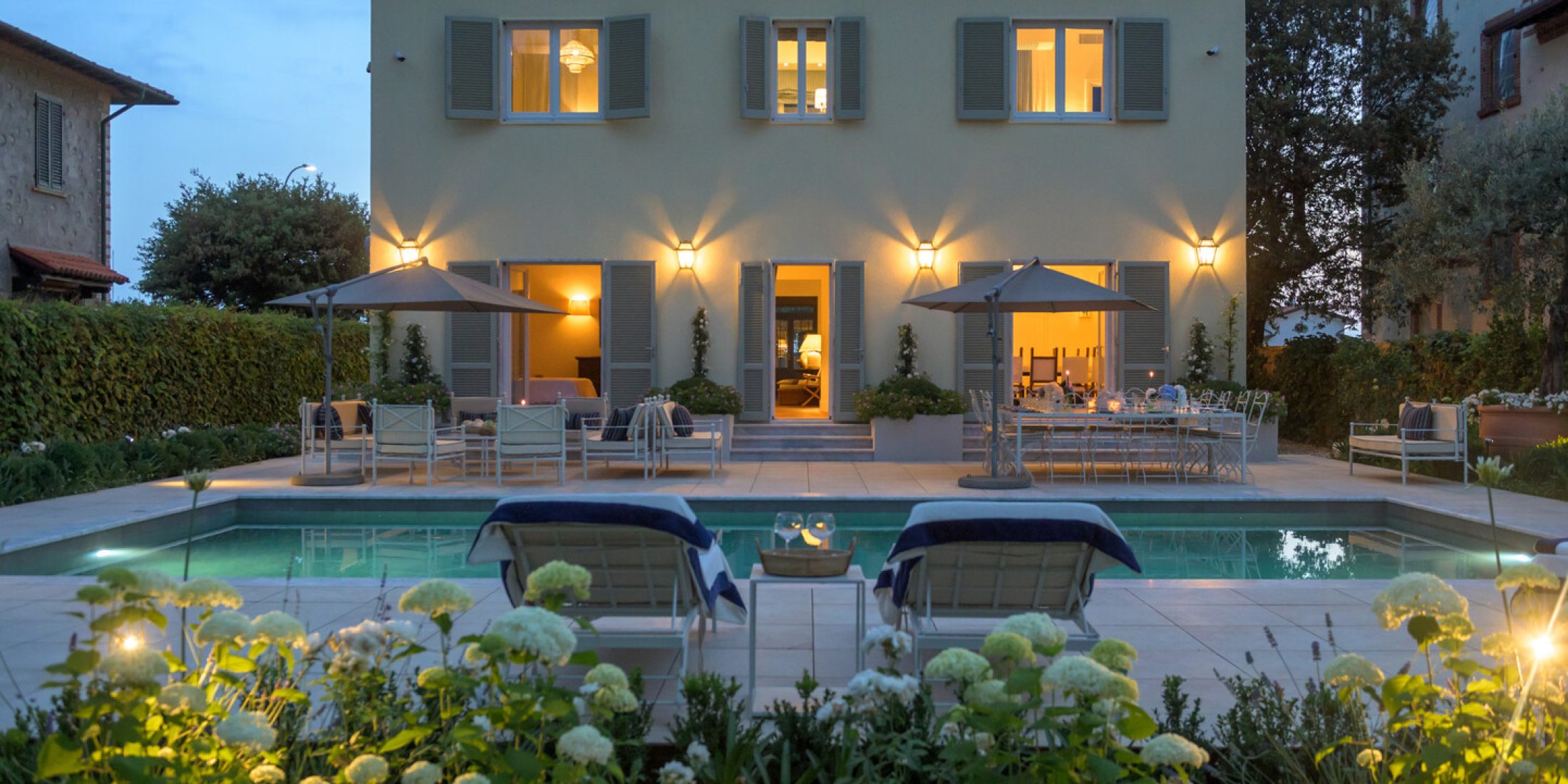 Prestigiosa villa con piscina vista mare