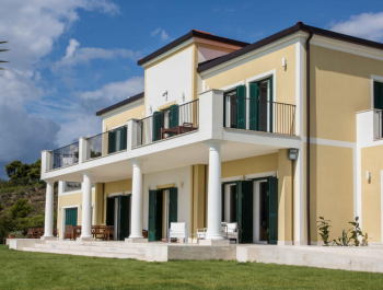 Prestigious villa with sea-view pool