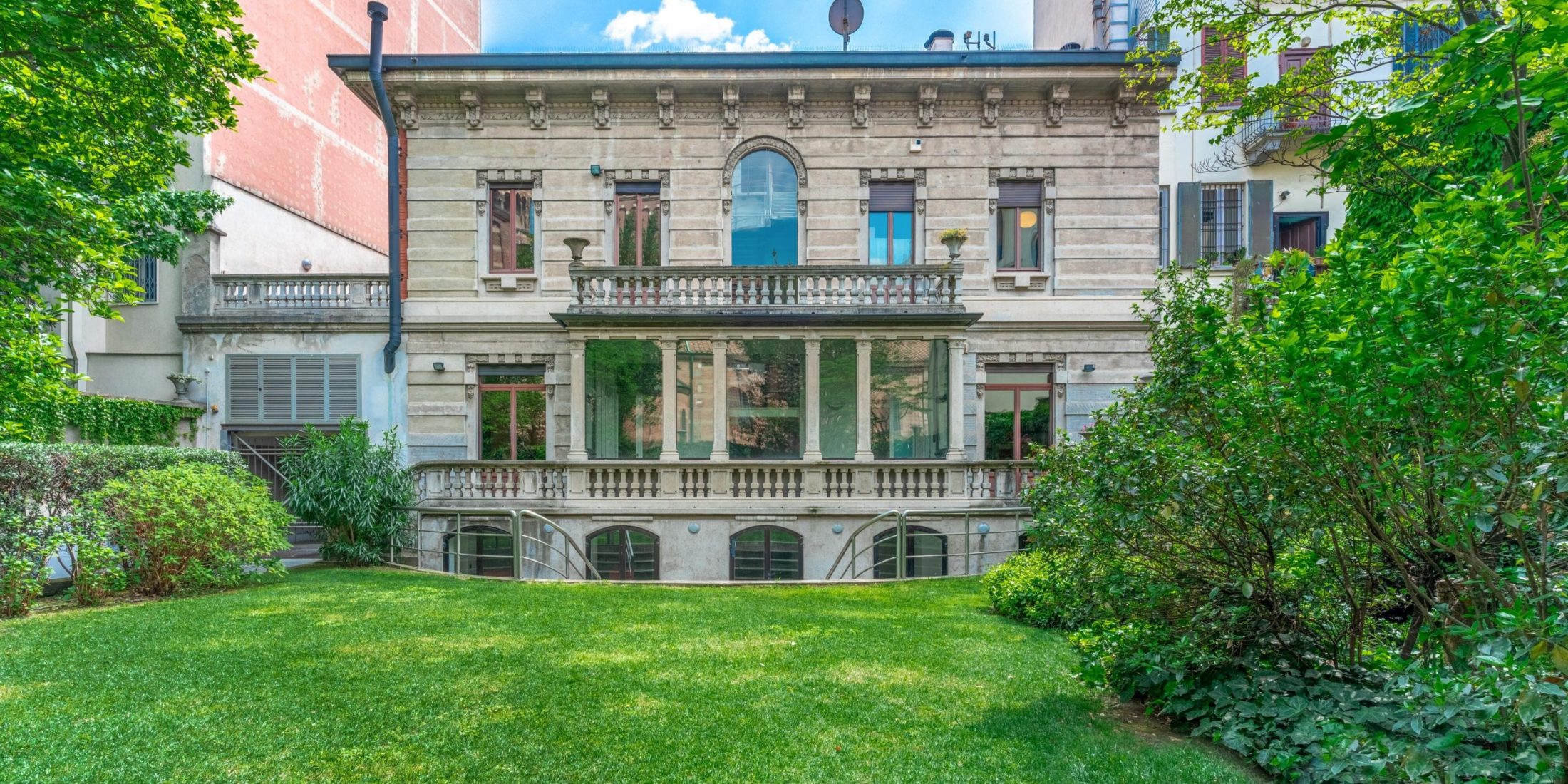 Prestigious villa with garden
